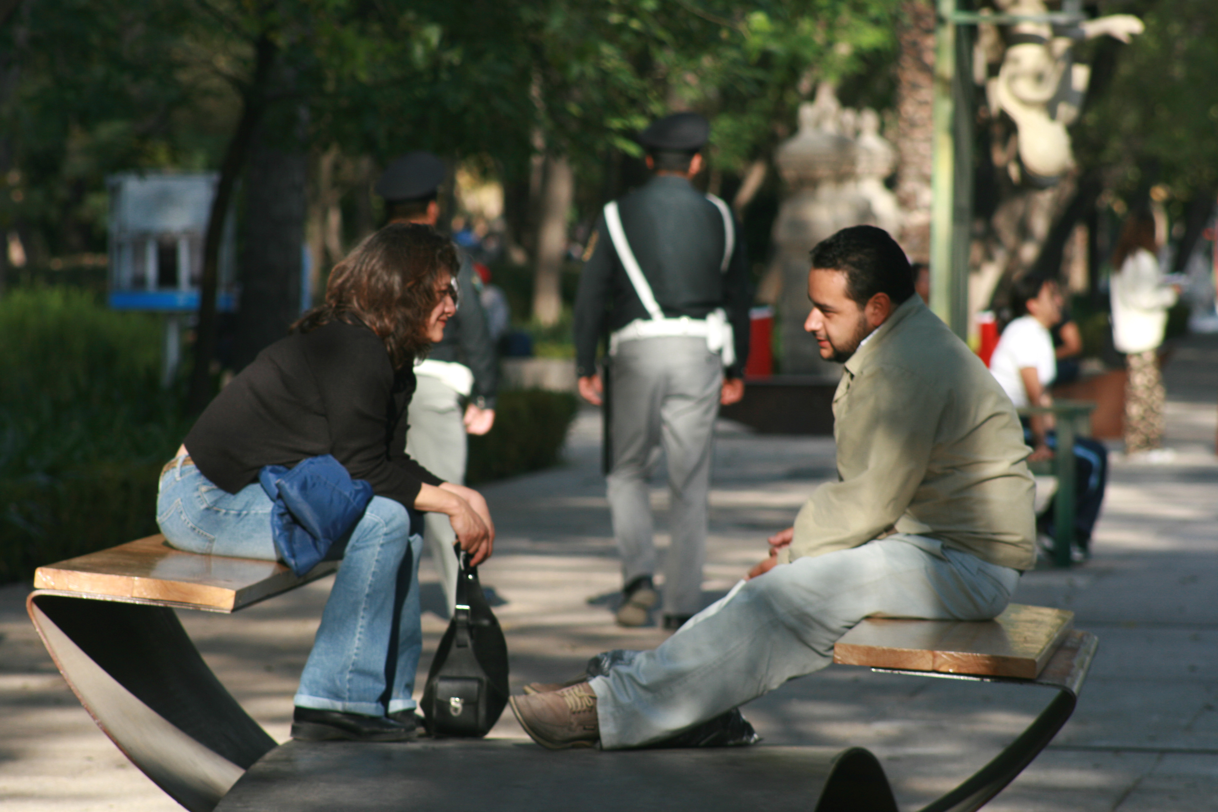 На русском с разговорами случайно. Разговор на улице. Встреча на улице. Разговор мужчин на улице. Общение с незнакомцем на улице.